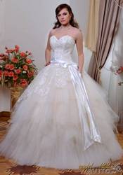 свадебное платье+шубка+сумочка+кринолин