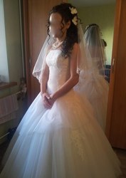 Красивое свадебное платье с вышивкой